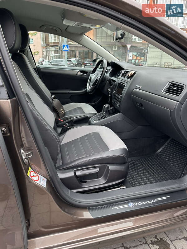 Седан Volkswagen Jetta 2011 в Львове