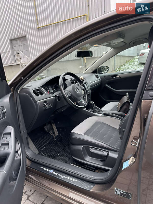 Седан Volkswagen Jetta 2011 в Львове