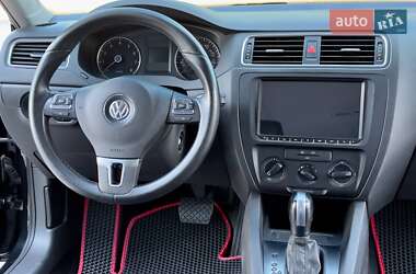 Седан Volkswagen Jetta 2013 в 