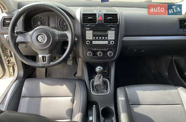 Седан Volkswagen Jetta 2010 в 