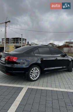Седан Volkswagen Jetta 2012 в 