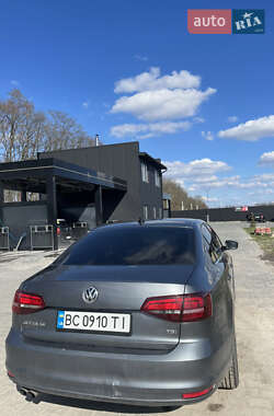 Седан Volkswagen Jetta 2016 в 