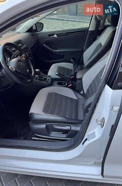 Седан Volkswagen Jetta 2015 в 