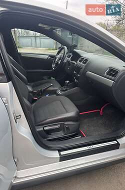 Седан Volkswagen Jetta 2013 в 