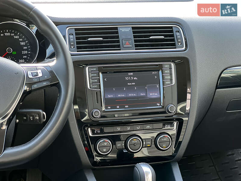 Седан Volkswagen Jetta 2016 в Ужгороде