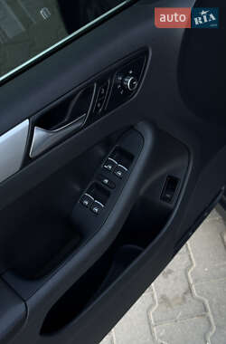 Седан Volkswagen Jetta 2013 в 