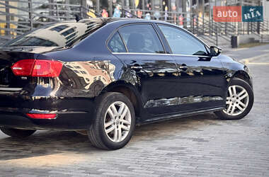 Седан Volkswagen Jetta 2013 в 