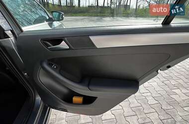 Седан Volkswagen Jetta 2012 в 