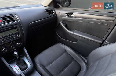 Седан Volkswagen Jetta 2011 в 