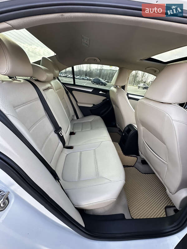 Седан Volkswagen Jetta 2015 в Днепре