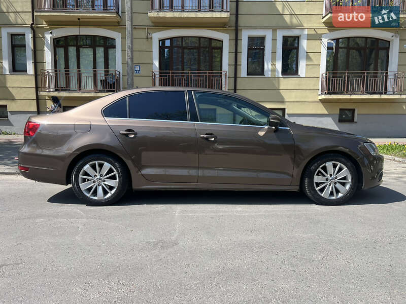 Седан Volkswagen Jetta 2012 в 