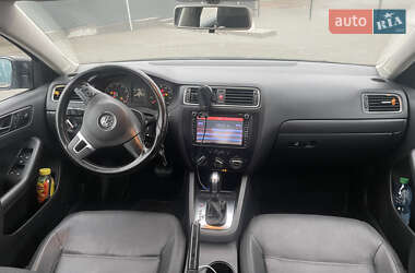 Седан Volkswagen Jetta 2010 в 