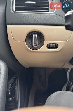 Седан Volkswagen Jetta 2011 в 