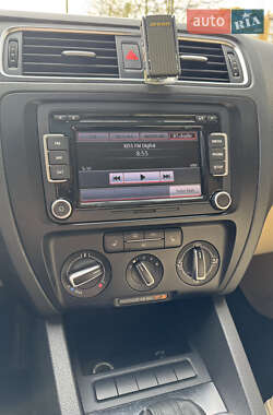 Седан Volkswagen Jetta 2011 в 
