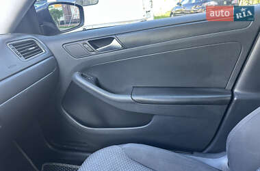 Седан Volkswagen Jetta 2012 в 