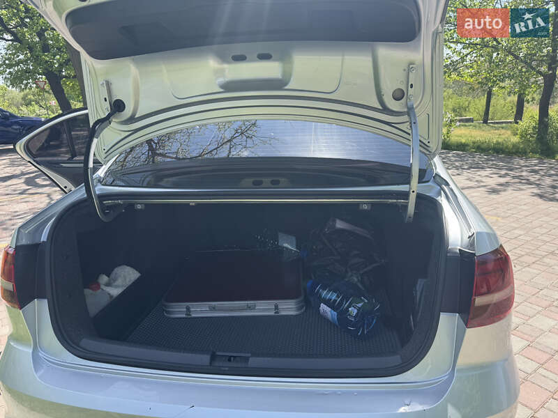 Седан Volkswagen Jetta 2016 в Кропивницькому