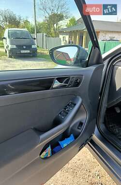 Седан Volkswagen Jetta 2011 в 