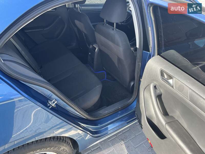 Седан Volkswagen Jetta 2015 в Ужгороді