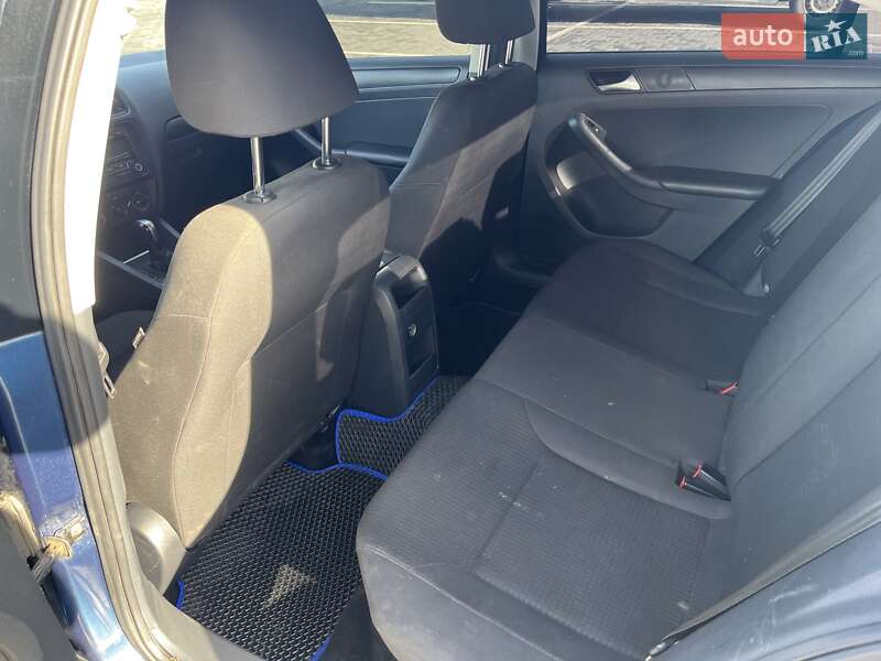 Седан Volkswagen Jetta 2015 в Ужгороді