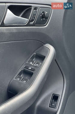 Седан Volkswagen Jetta 2013 в 