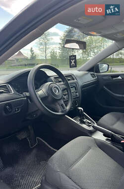 Седан Volkswagen Jetta 2013 в 
