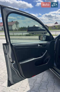 Седан Volkswagen Jetta 2013 в 