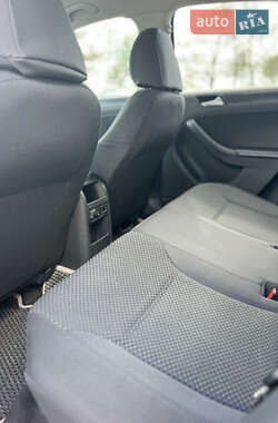 Седан Volkswagen Jetta 2013 в 