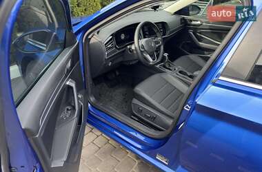 Седан Volkswagen Jetta 2023 в 