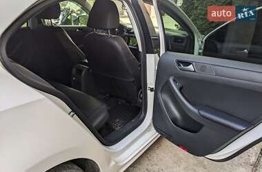 Седан Volkswagen Jetta 2013 в 