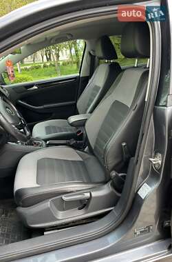 Седан Volkswagen Jetta 2016 в 