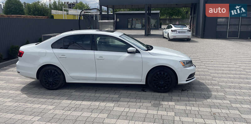 Седан Volkswagen Jetta 2015 в Львове