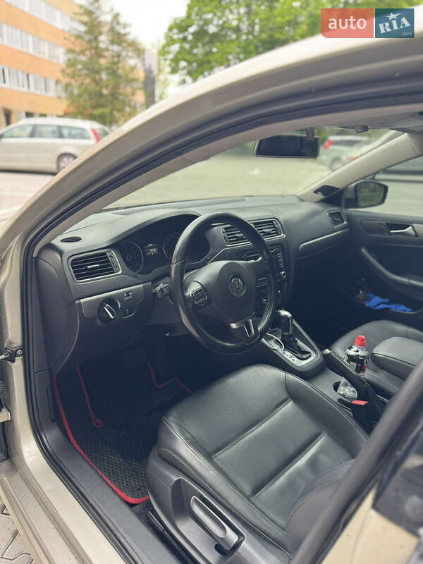 Седан Volkswagen Jetta 2012 в Львове