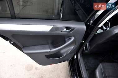 Седан Volkswagen Jetta 2012 в 