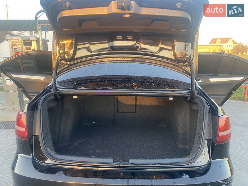 Седан Volkswagen Jetta 2016 в Буську