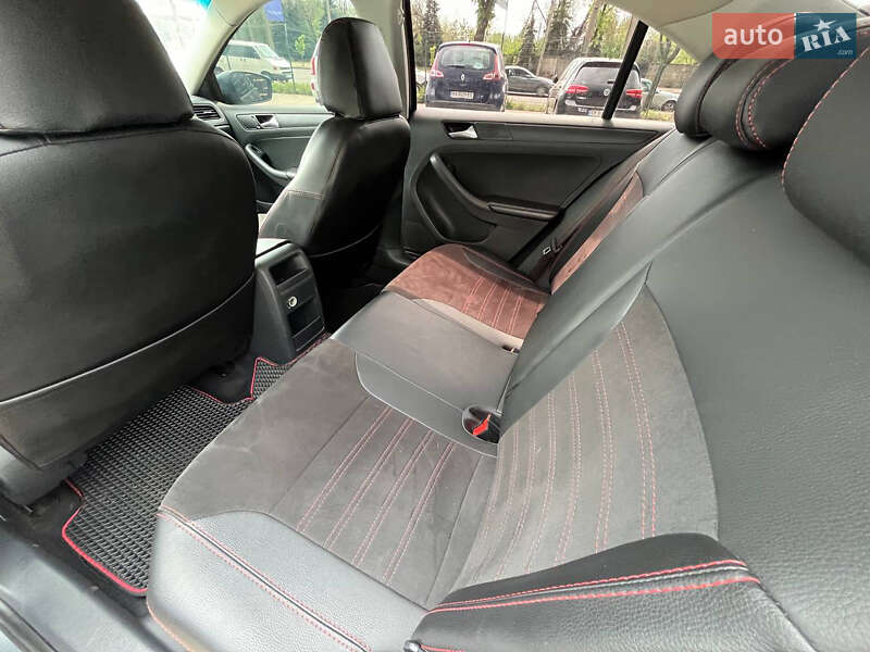 Седан Volkswagen Jetta 2016 в Кривому Розі