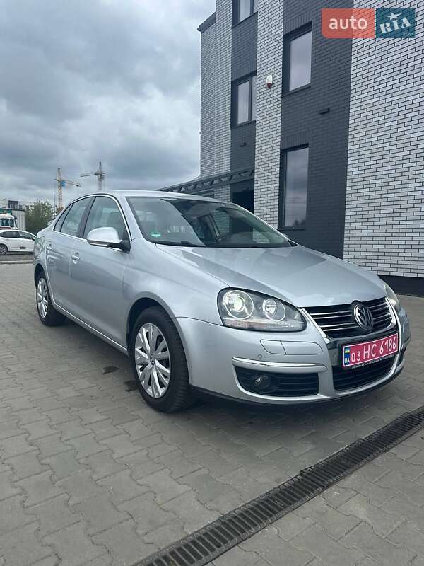 Седан Volkswagen Jetta 2009 в 