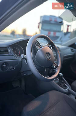 Седан Volkswagen Jetta 2015 в 