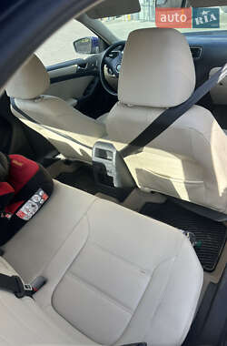 Седан Volkswagen Jetta 2012 в 