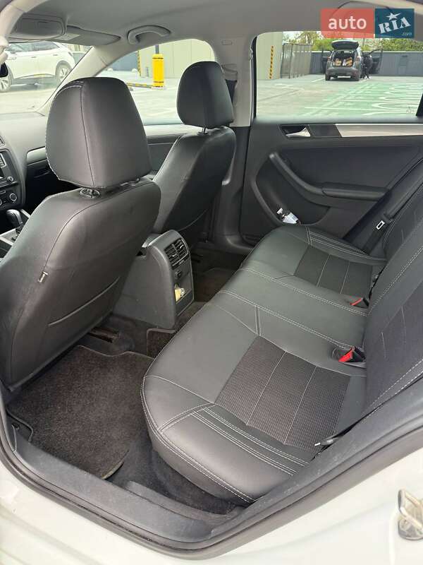Седан Volkswagen Jetta 2016 в Києві