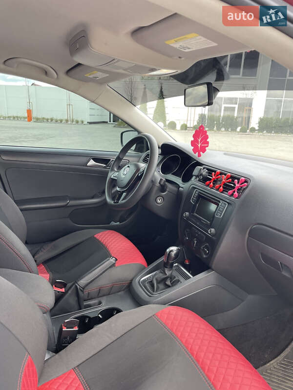 Седан Volkswagen Jetta 2015 в Гайсине