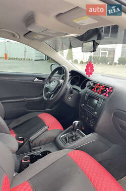 Седан Volkswagen Jetta 2015 в 