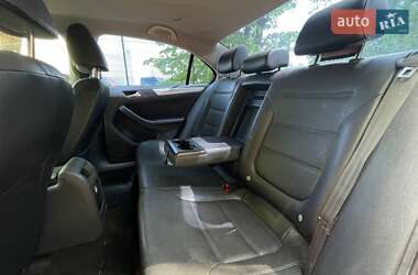 Седан Volkswagen Jetta 2013 в 