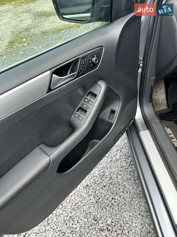 Седан Volkswagen Jetta 2015 в Львове