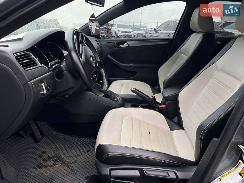 Седан Volkswagen Jetta 2016 в Львові