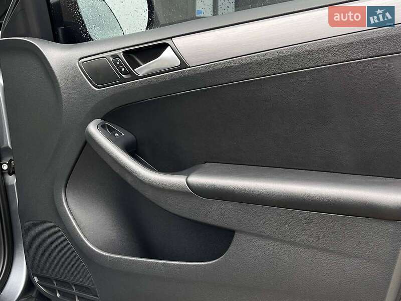 Седан Volkswagen Jetta 2016 в Львові