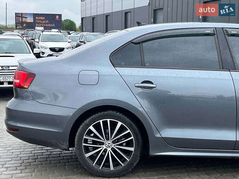 Седан Volkswagen Jetta 2016 в Львові