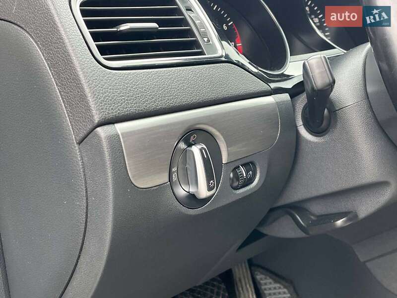 Седан Volkswagen Jetta 2016 в Львові