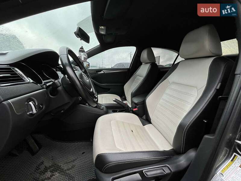 Седан Volkswagen Jetta 2016 в Львові