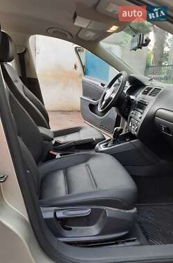 Седан Volkswagen Jetta 2012 в 