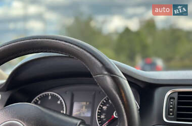 Седан Volkswagen Jetta 2012 в 